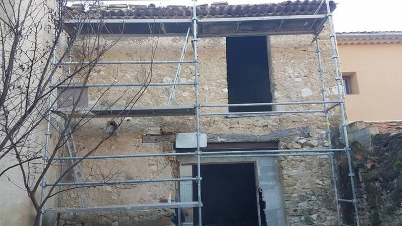 Façade de vieille maison de ville dans le Luberon avant rénovation.