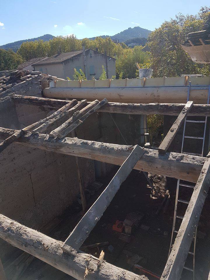 Poutres rondes toiture ancienne