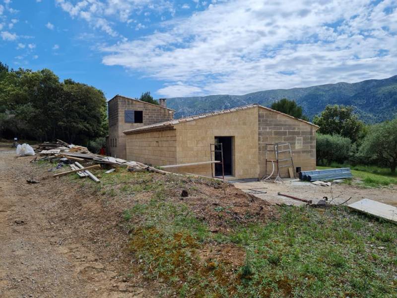 Façade en pierre de Rognes proche de la Sainte-Victoire