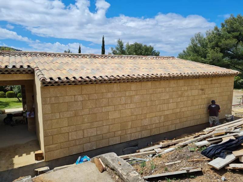 Façade en pierre de Rognes proche de la Sainte-Victoire