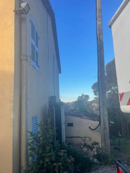 Façade après suppression d'un élément menaçant à la campagne au nord d'Aix-en-Provence