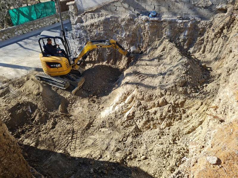 Décaissement de talus pour création de garage dans le village provençal de Vauvenargues