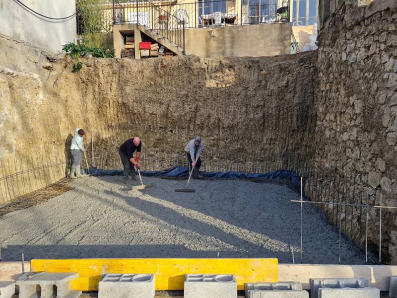 Décaissement de talus pour création de garage dans le village provençal de Vauvenargues