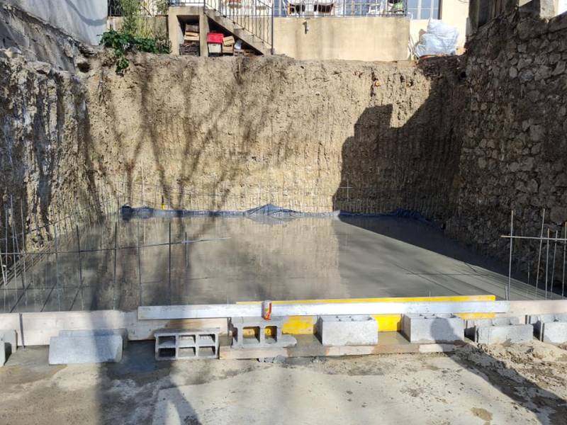Décaissement de talus pour création de garage dans le village provençal de Vauvenargues