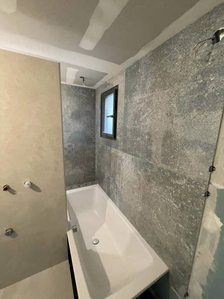 Douche à l'italienne avec grands carreaux en pierre naturelle à côté des Alpilles