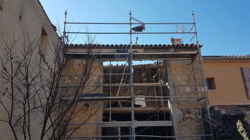 Dépose de la toiture pour garantir la solidité de la maison dans la création d'ouvertures XXL à Pertuis