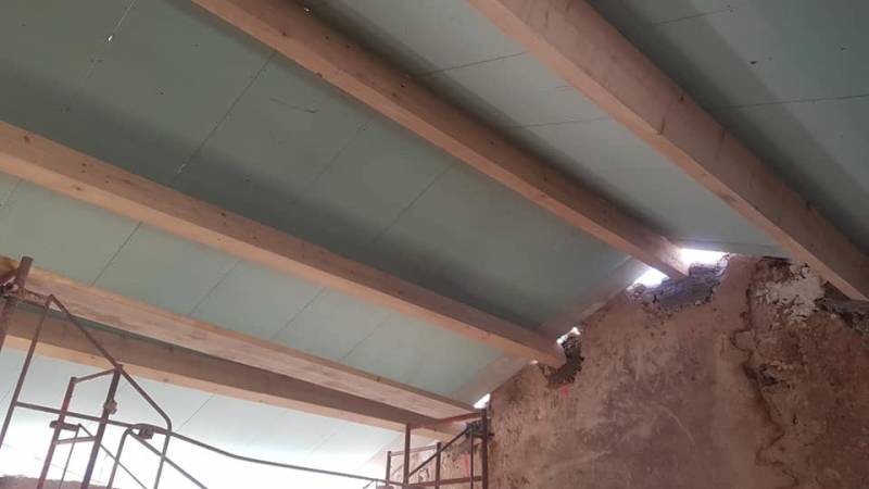 Toiture rampante sur poutres massives en rénovation de toiture en Provence.