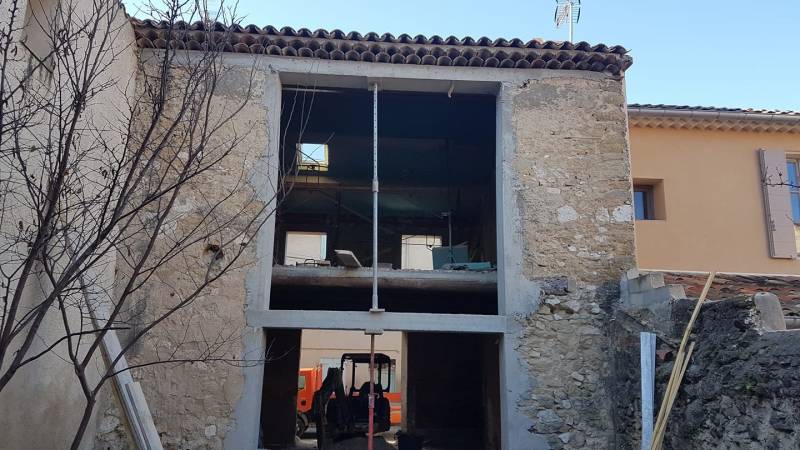 Ouverture XXL et toiture terminées pour rénovation d'une maison de ville dans le Luberon à Pertuis.