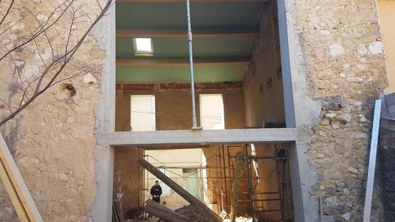 Création d'ouverture toute hauteur dans une ancienne maison de ville à Pertuis.