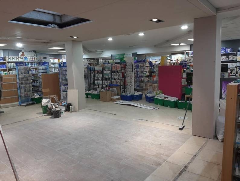 Installation d'un puits de lumière dans un commerce dans le Luberon en Pays d'Aix.