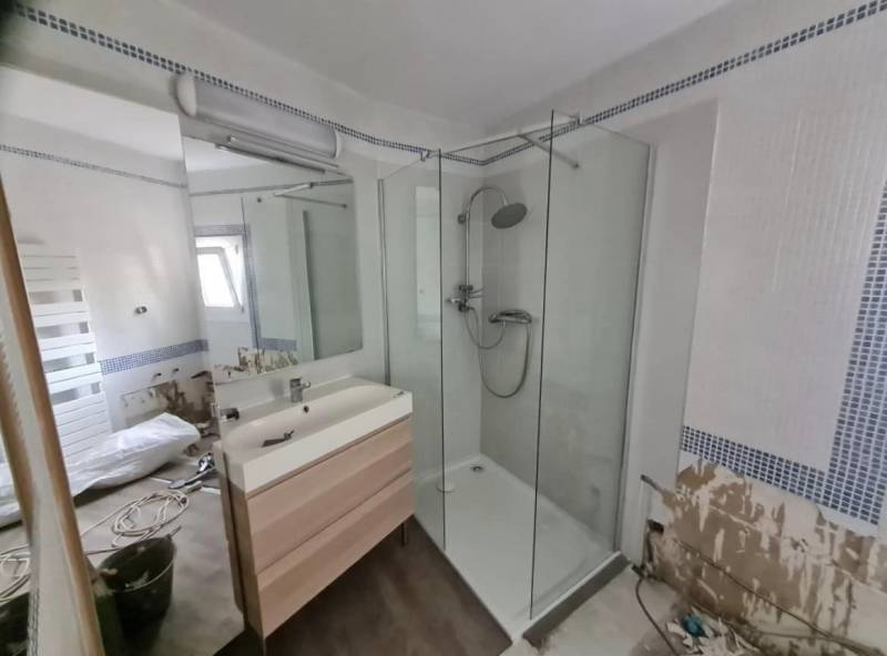 AVANT rénovation d'une salle de bain aux portes du Luberon par entreprise française