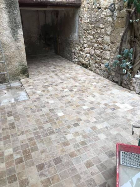 Cour pavée en travertin