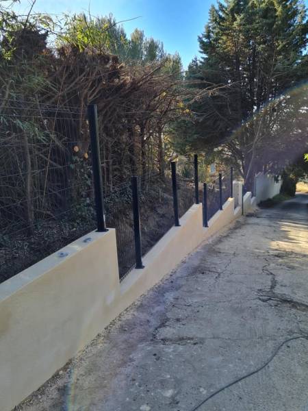 Rénovation complète d'une clôture en panneaux rigides proche de Mimet