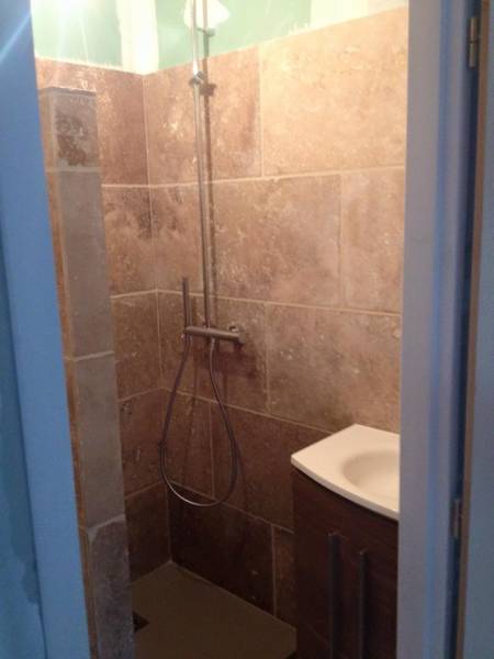 Douche à l'italienne avec grands carreaux en pierre naturelle à côté des Alpilles