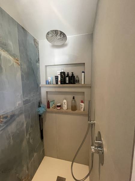 Etagères maçonnée dans une douche en pays d'Aix à proximité de Puyricard