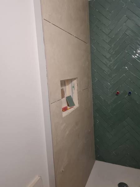 Niche carrelée dans une douche à l'italienne au Nord d'Aix-en-Procence proche Luberon