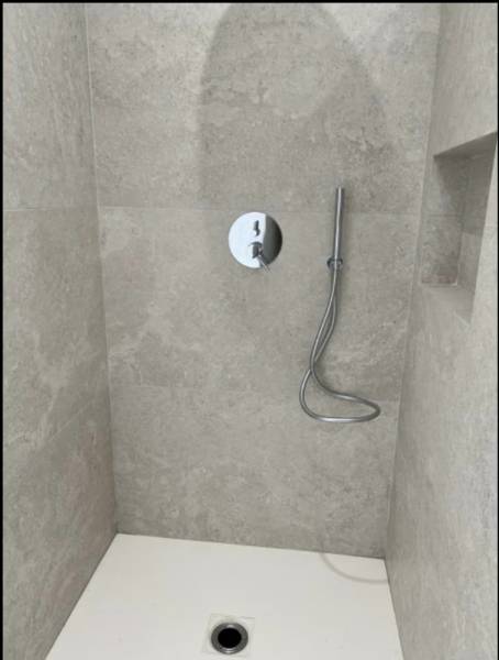 Niche carrelée dans une douche à l'italienne au Nord d'Aix-en-Procence