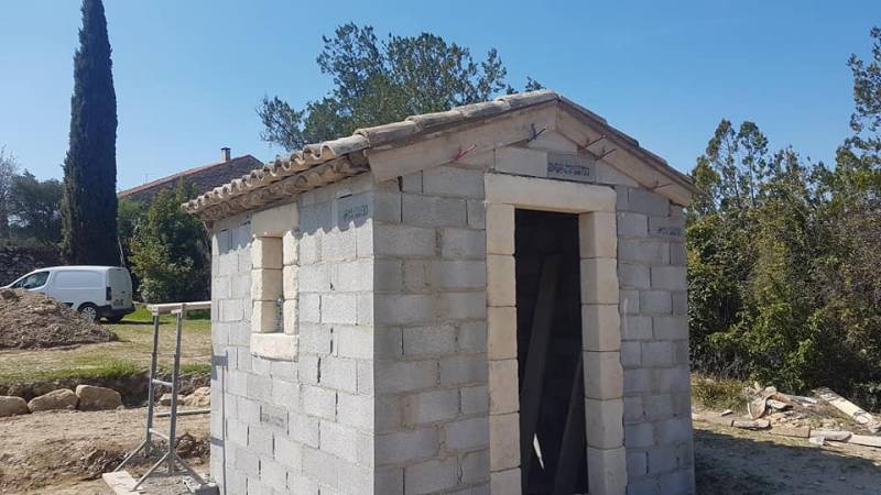 Cabanon avec encadrement en pierre