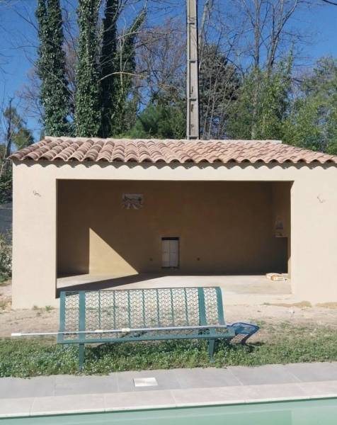 Pool House terminé, enduits réalisés dans l'esprit provençal du Luberon