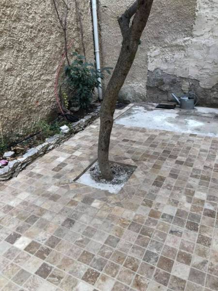 Préparation avant pose de pavés de travertin