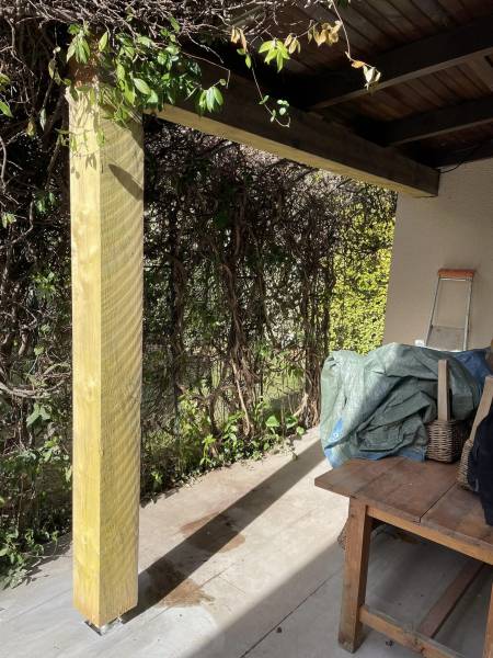 Avant rénovation des éléments porteurs d'une toiture d'abris jardin proche de Salon de Provence