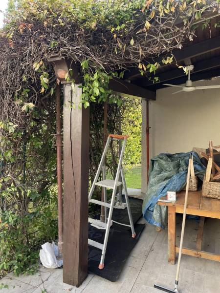 Avant rénovation des éléments porteurs d'une toiture d'abris jardin proche de Salon de Provence