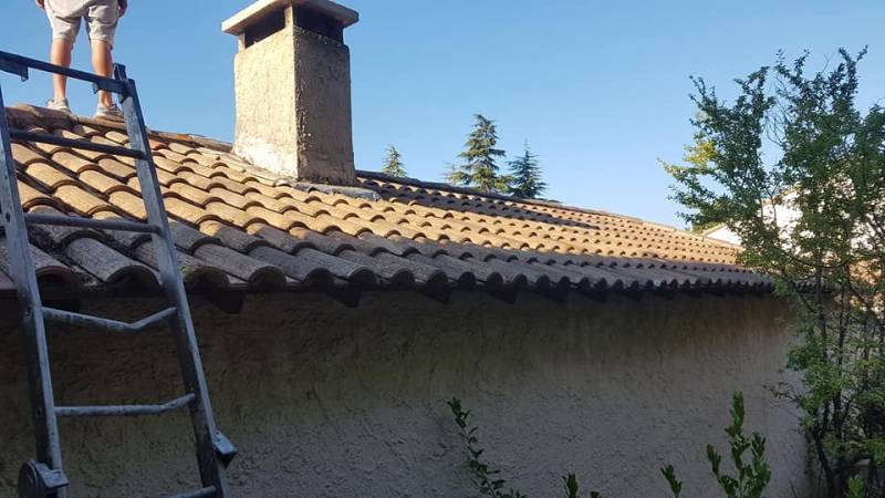 intervention pour refaite l'étanchéité autour d'un conduit de cheminée