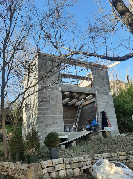 Reprise de chantier au Nord d'Aix-en-Provence : Création et finition d'une toiture de cabanon